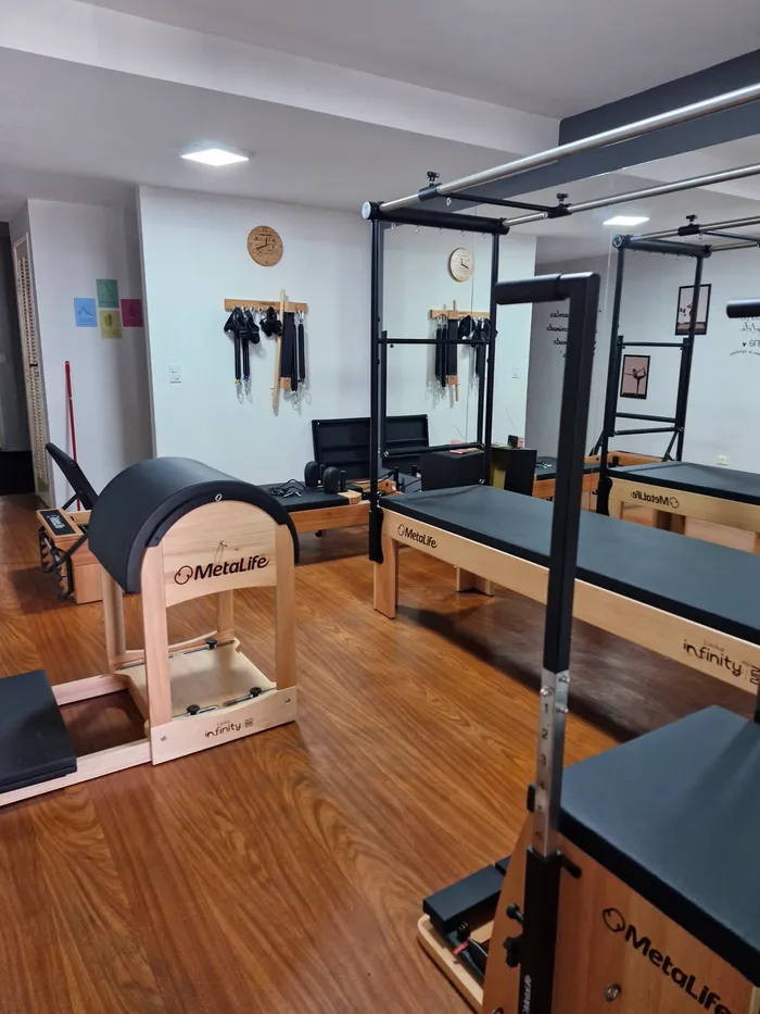 Sala de aparelhos do Studio de Pilates Agatha Barbosa com equipamentos MetaLife
